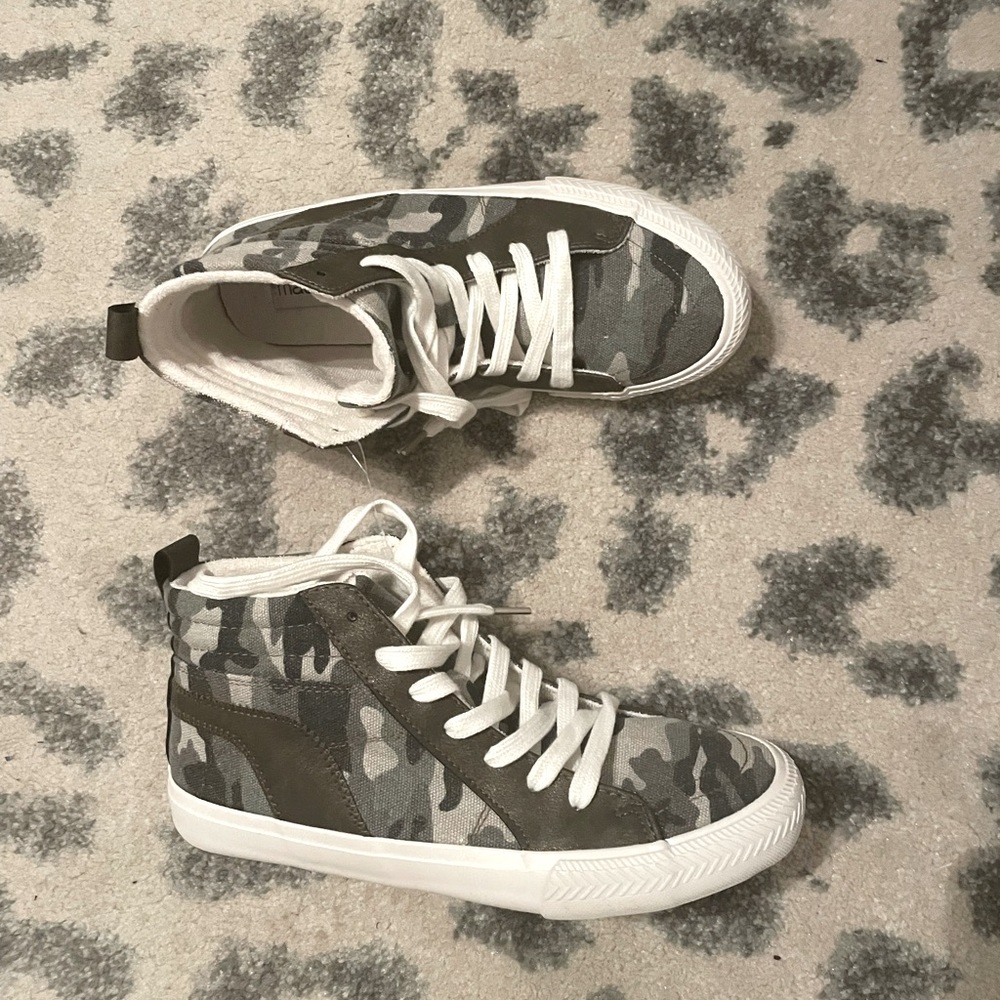 High top Camouflage shoes